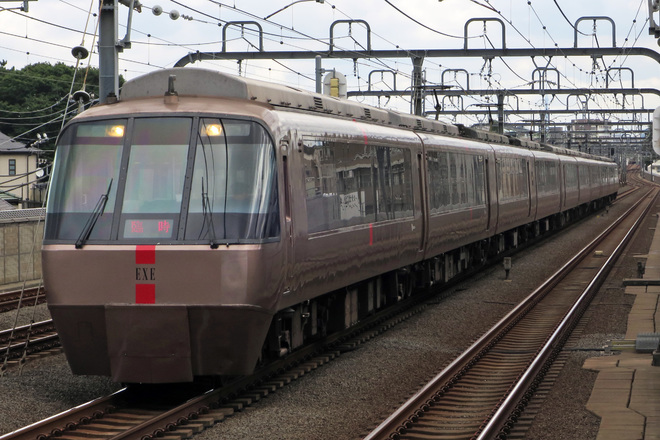 【小田急】EXE使用の湘南マリン号運転を千歳船橋駅で撮影した写真