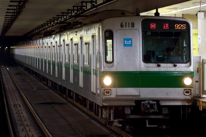 【メトロ】6000系6118F新木場車両基地へ回送を新富町駅で撮影した写真