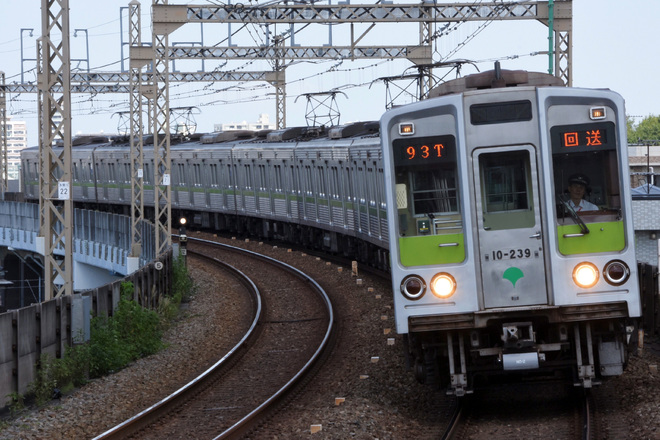 【都営】10-000形10-230F廃車回送を京王稲田堤駅で撮影した写真