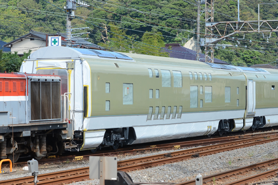 【JR東】E001形「四季島」中間車3両 甲種輸送の拡大写真