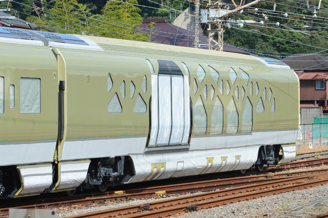 【JR東】E001形「四季島」中間車3両 甲種輸送を逗子駅で撮影した写真