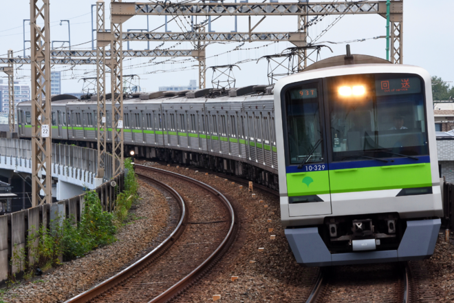 【都営】10-300R形10-320F 廃車回送を京王稲田堤駅で撮影した写真