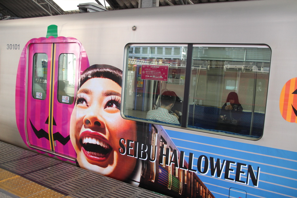 【西武】30000系 SEIBU HALLOWEEN 2016「ワタナベナオミトレイン」の拡大写真