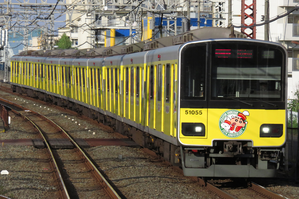 【東武】50050系「クレヨンしんちゃんラッピングトレイン」運行開始の拡大写真