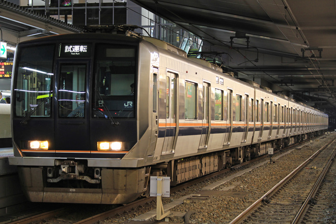 【JR西】321系D29編成による試運転を大阪駅で撮影した写真