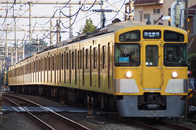 【西武】新2000系2083F使用の「西武線 同窓会電車」を秋津駅で撮影した写真