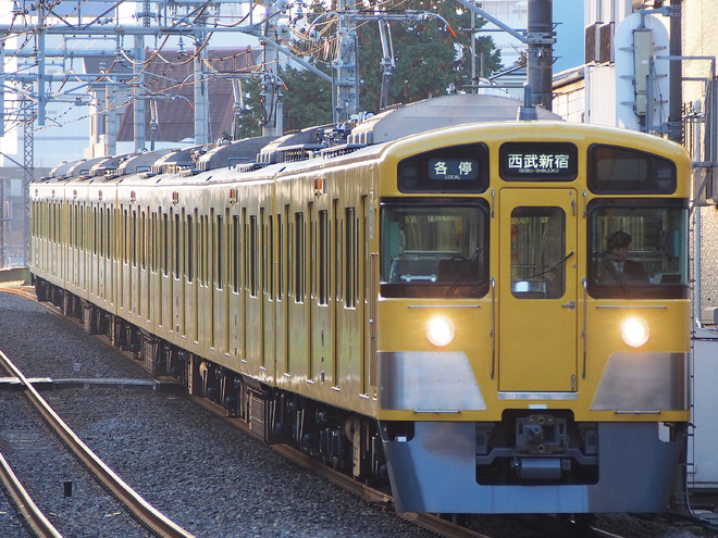 【西武】新2000系2057F 営業運転復帰を西武柳沢駅で撮影した写真