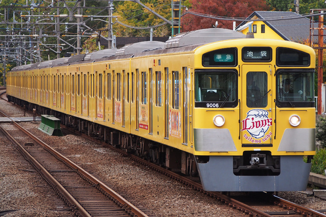 【西武】9000系9106Fに「ポケットモンスター サン・ムーン」ラッピングを秋津駅で撮影した写真