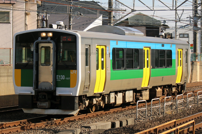 【JR東】キハE130-107 幕張車両センターへ回送を幕張駅で撮影した写真