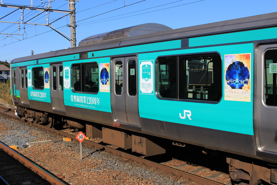 【JR東】E231系『常磐線開業120周年記念ラッピングトレイン』の拡大写真