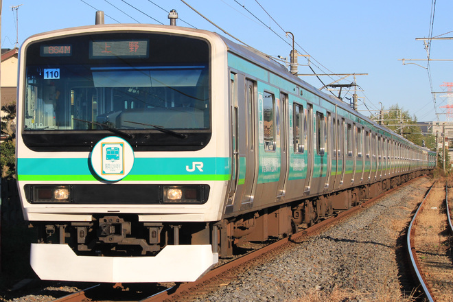 【JR東】E231系『常磐線開業120周年記念ラッピングトレイン』を新木駅で撮影した写真