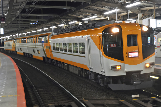 【近鉄】30000系 V11 新塗装になって営業運転開始を八木駅で撮影した写真