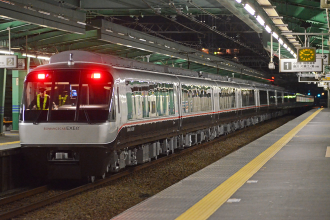 【小田急】30000形30051F+30251F（EXEα） 1000形牽引で唐木田回送を鶴川駅で撮影した写真