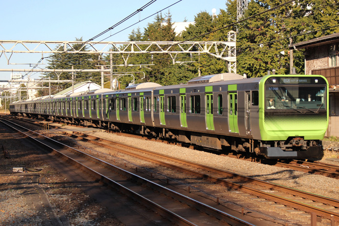 【JR東】E235系トウ01編成 品川へ回送を原宿駅で撮影した写真