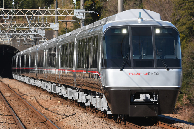 【小田急】30000形30051F+30251F（EXEα） 臨時回送をはるひ野駅で撮影した写真