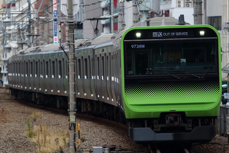 【JR東】E235系トウ01編成 東京総合車両センターへ返却回送の拡大写真
