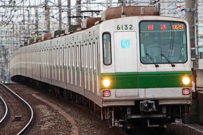 【メトロ】6000系 6132F新木場へ回送を新木場駅で撮影した写真