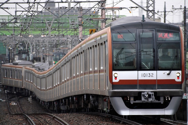 【メトロ】10000系10132F 綾瀬工場出場を北綾瀬駅で撮影した写真
