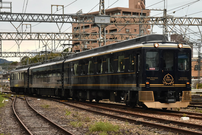 【近鉄】青の交響曲を使用した臨時特急運転を橿原神宮前駅で撮影した写真