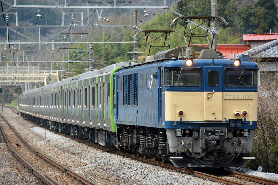 【JR東】E235系トウ02編成 配給輸送の拡大写真
