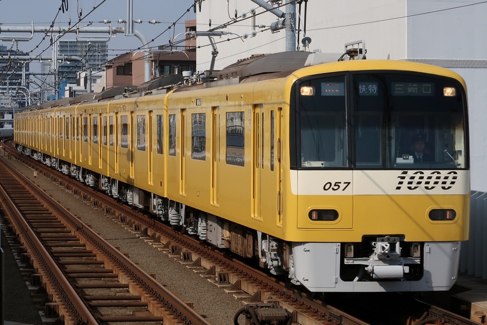【京急】「YELLOW HAPPY TRAIN」ドア部分が黄色となって運行再開の拡大写真