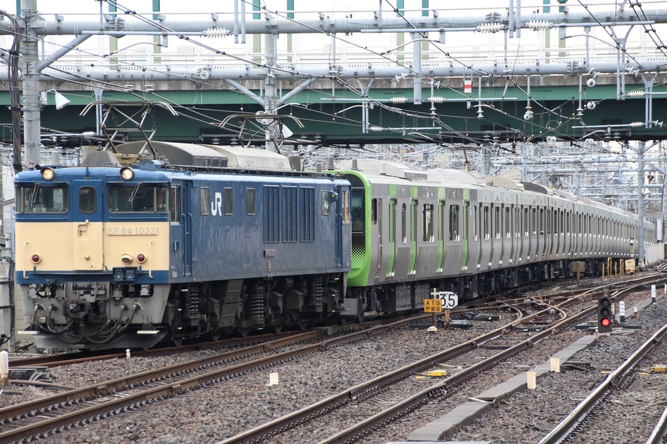 【JR東】E235系トウ03編成 配給輸送の拡大写真