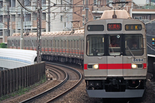 【東急】8590系8694F試運転を青葉台駅で撮影した写真