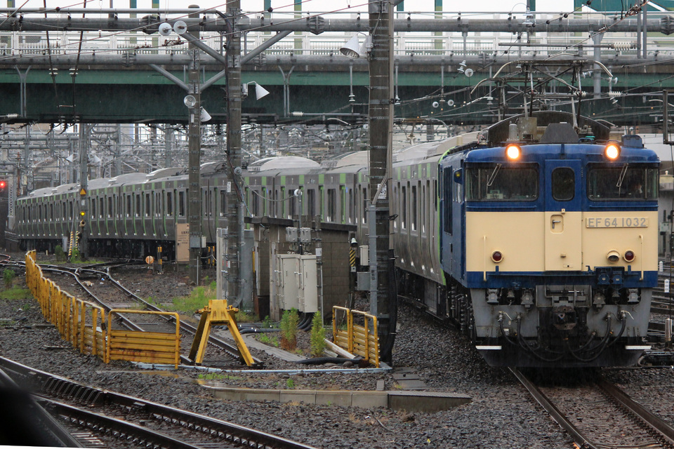 【JR東】E235系トウ06編成 配給輸送の拡大写真