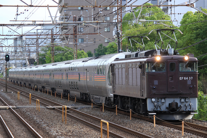 【JR東】EF64-37牽引「信州カシオペア紀行」運転を北松戸駅で撮影した写真