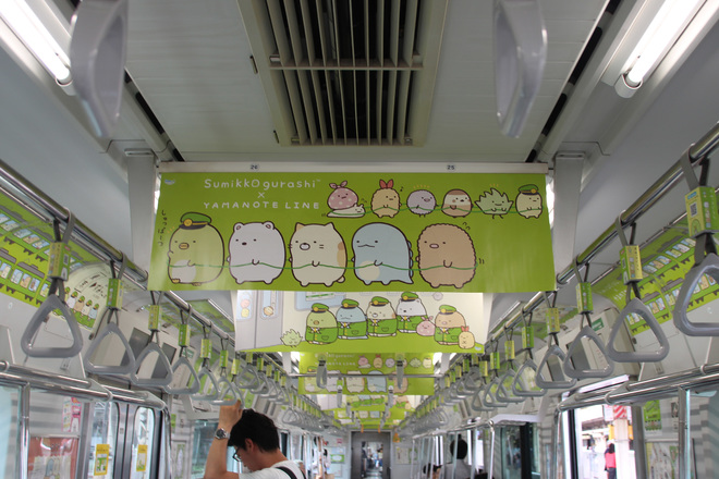 【JR東】トウ546編成「すみっコぐらし」ラッピングを品川駅で撮影した写真