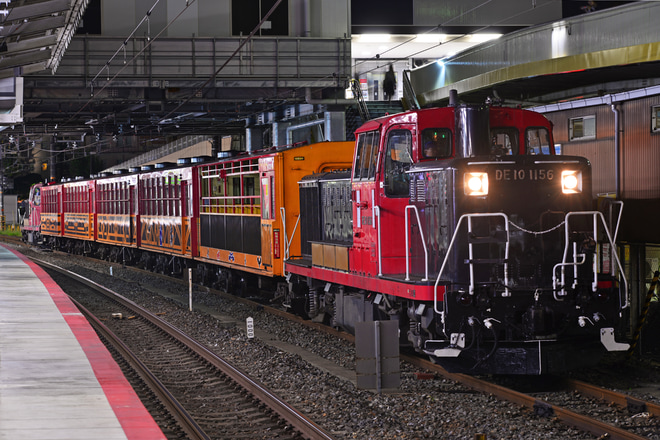 【JR西】「嵯峨野トロッコ列車」吹田総合車両所本所出場を茨木駅で撮影した写真