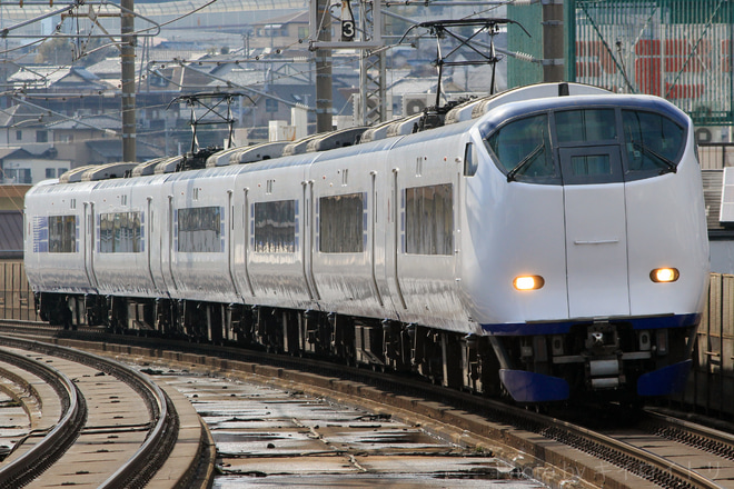 【JR西】281系 HA605編成を使用した団体列車運行を唐崎駅で撮影した写真