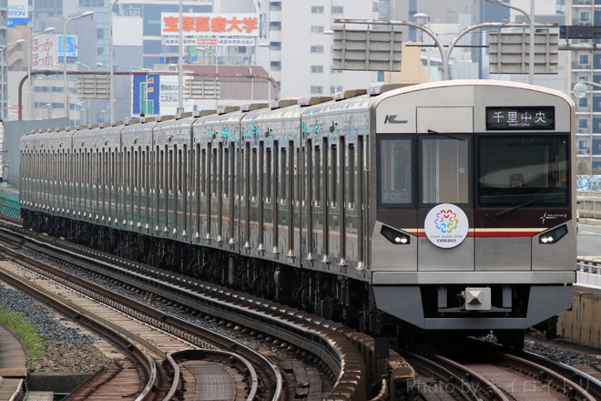 【北急】『2025年大阪万博誘致』ヘッドマーク掲出を西中島南方駅で撮影した写真