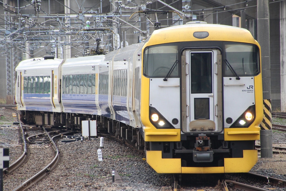 【JR東】E257系マリNB-19編成 高崎車両センター回送の拡大写真