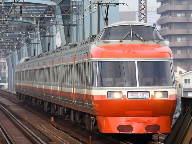 【小田急】7000形7004F(LSE)特別団体専用列車運転を厚木駅で撮影した写真