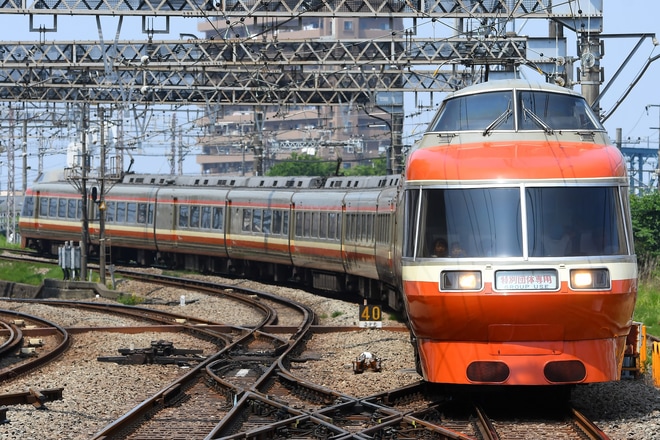 【小田急】7000形7004F(LSE)特別団体専用列車運転を藤沢駅で撮影した写真