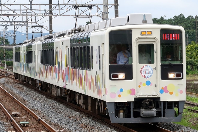 【東武】宇都宮線でスカイツリートレイン使用の臨時列車運転を野州大塚駅で撮影した写真