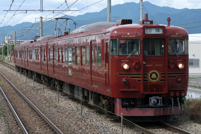 【しな鉄】観光列車「ろくもん」使用の「上田・塩尻ワインバレー号」運転を平田駅で撮影した写真