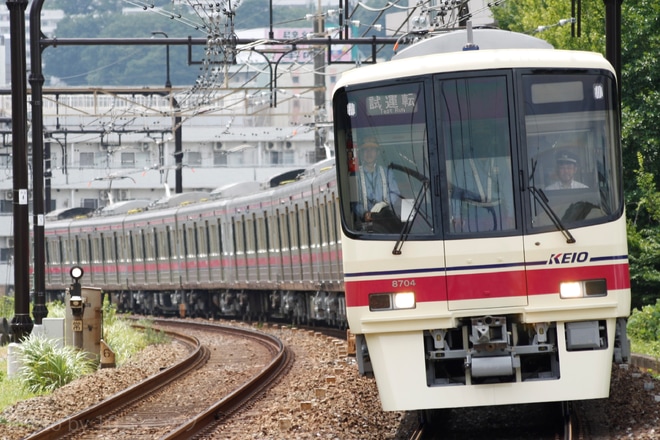 【京王】8000系8704F若葉台出場試運転を京王永山駅で撮影した写真