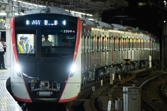 【都営】5500形5504編成 総合車両製作所出場 を横浜駅で撮影した写真