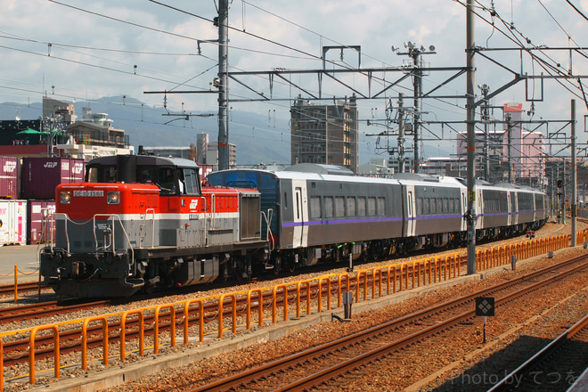 【JR北】キハ261系甲種輸送を鷹取駅で撮影した写真