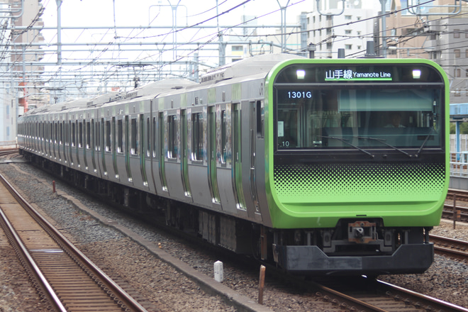【JR東】E235系「アズールレーン」ラッピングを秋葉原駅で撮影した写真