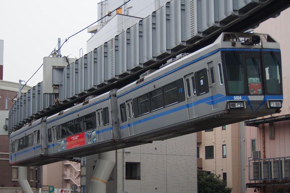 【湘モノ】5603Fに「ウッパータール空中鉄道・湘南モノレール姉妹懸垂式モノレール提携記念」仕様の拡大写真