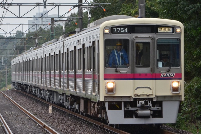 【京王】7000系7704F出場試運転を南大沢駅で撮影した写真