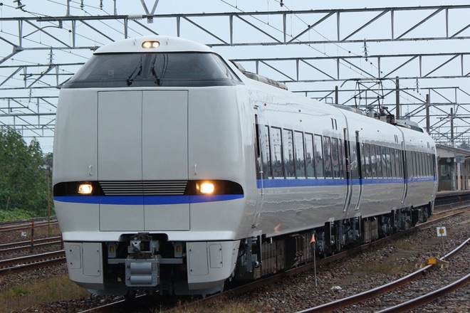 【JR西】683系R12編成更新色にを粟津駅で撮影した写真