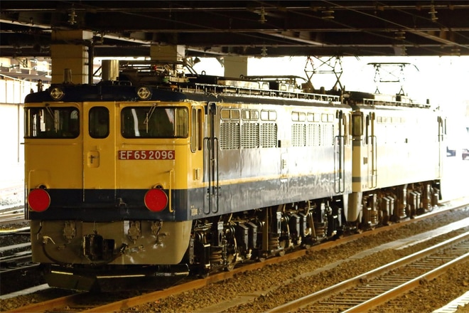 【JR貨】EF65-2096国鉄色になり大宮車両所出場を大宮駅で撮影した写真