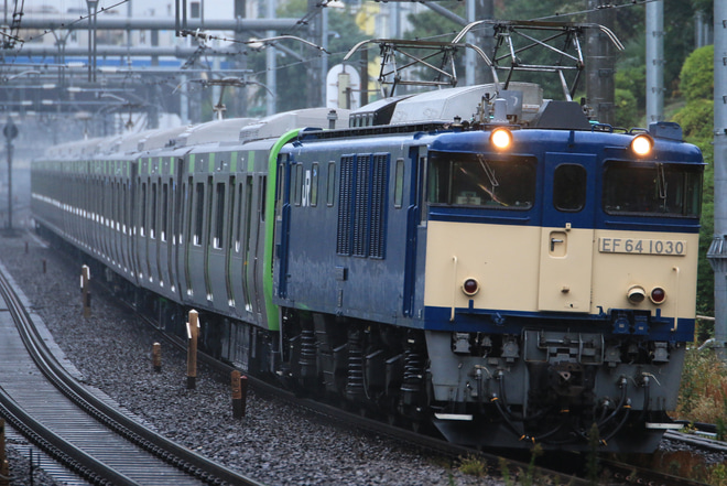 【JR東】E235系トウ27編成 配給輸送を目白駅で撮影した写真