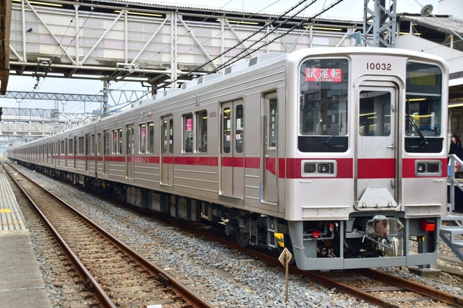 【東武】10030系11032F出場試運転を春日部駅で撮影した写真