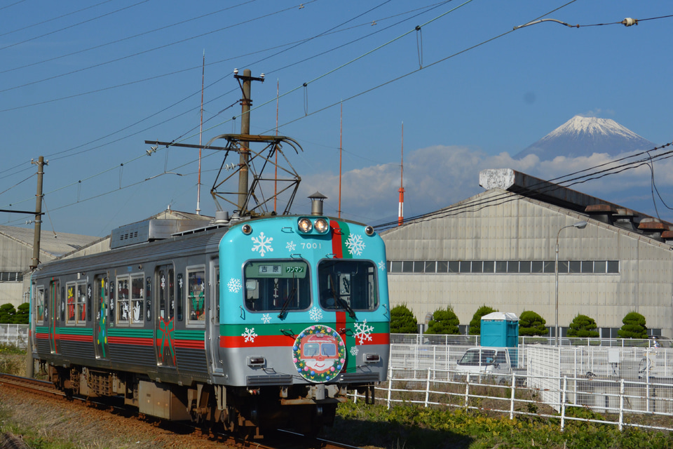 【岳南】岳南電車7000形7001号車クリスマスラッピング仕様で運行中の拡大写真