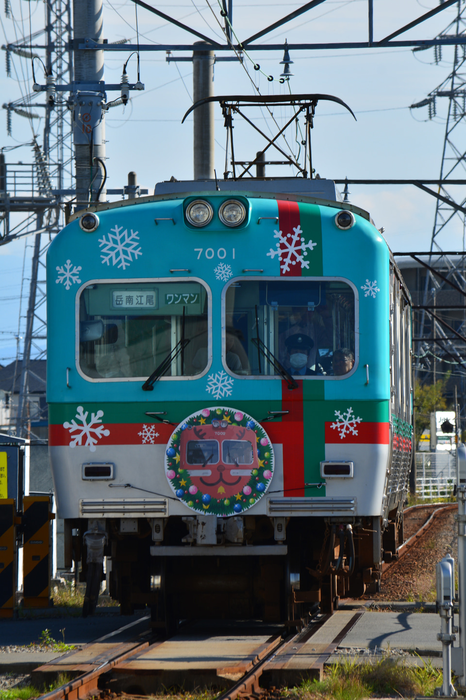 【岳南】岳南電車7000形7001号車クリスマスラッピング仕様で運行中の拡大写真
